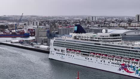 Das-Video-Zeigt-Das-Kreuzfahrtschiff-MSC-Norwegian-Pearl-Im-Hafen-Von-Reykjavik-Mit-Einem-Geschäftigen-Hafen-Und-Einer-Stadtlandschaft-Im-Hintergrund