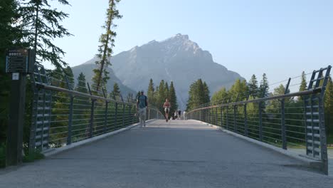 Cada-Paso-A-Través-Del-Puente,-Un-Paso-A-Través-De-La-Belleza-Intacta-De-Canadá.