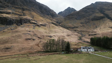 Lagangarbh-Hütte,-Schottland,-Tal,-Glencoe,-Weißes-Haus,-Wasserfall,-Drohne,-4k