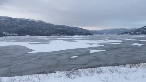 Ein-Atemberaubender-Panoramablick-Auf-Krøderen,-Bedeckt-Mit-Eis-Und-Schnee,-Offenbart-Ein-Ruhiges-Winterwunderland