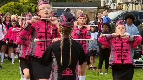 Grupo-De-Danza-Galesa-Realizando-Una-Rutina-De-Baile-En-Formación-En-El-Festival-Costero-De-Holyhead-Con-Público