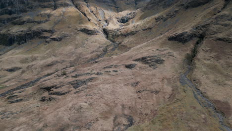 Cabaña-Lagangarbh-Valle-De-Escocia-Glencoe-Casa-Blanca-Cascada-Dron-4k