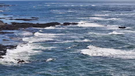 Das-Video-Zeigt-Einen-Atemberaubenden-Blick-Auf-Das-Meer-Von-Islands-Südküste-Mit-Wellen,-Die-Gegen-Die-Felsige-Küste-Schlagen