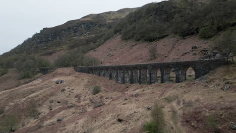 Escocia-Puente-Viaducto-Montaña-Valle-Dron-4k