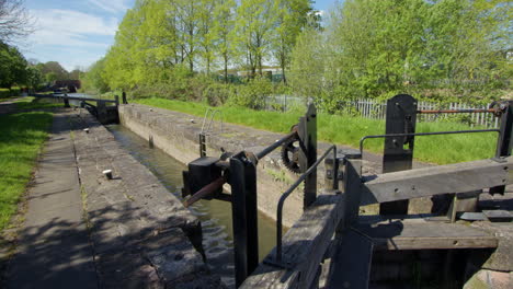 Weite-Aufnahme-Mit-Blick-über-Die-Schleuse-Am-Chesterfield-Kanal