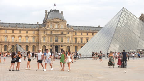 Aufnahme-Des-Berühmten-Louvre-Museums-In-Paris,-Frankreich,-Das-Tagsüber-Mit-Besuchern-überfüllt-Ist