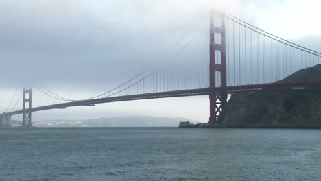 Von-Rechts-Nach-Links-Schwenkende-Aufnahme-Der-Golden-Gate-Bridge,-Aufgenommen-Vom-Fort-Baker-In-Sausalito,-Kalifornien