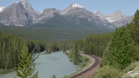 Línea-De-Tren-Del-Parque-Nacional-Banff-De-Canadá,-Tren-De-Carga,-Hermoso-Paisaje