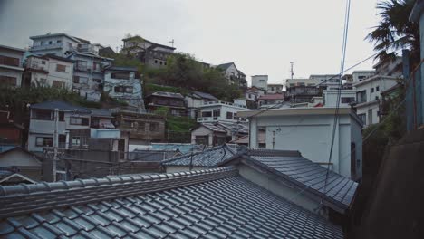 Vista-Panorámica-De-Los-Tejados-De-Una-Zona-Residencial-En-La-Ladera-De-Una-Colina-En-Saikazaki,-Japón