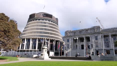 Scenic-view-of-New-Zealand-Parliament-Buildings-and-gardens-including-the-iconic-Beehive-and-statue-of-Prime-Minister-Richard-Seddon-in-Wellington,-NZ-Aotearoa