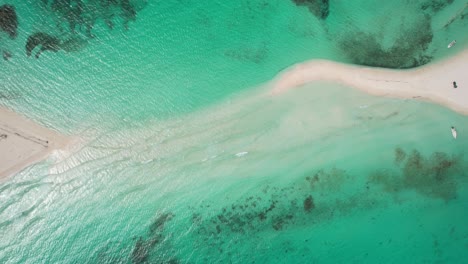 Türkisfarbenes-Wasser-Rund-Um-Den-Sandigen-Isthmus-Am-Wasserfall,-Die-Felsen,-Luftaufnahme