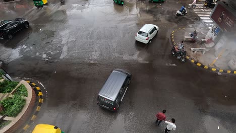 Muchos-Hombres-Debajo-Del-Puente-Esperando-Que-Deje-De-Llover.