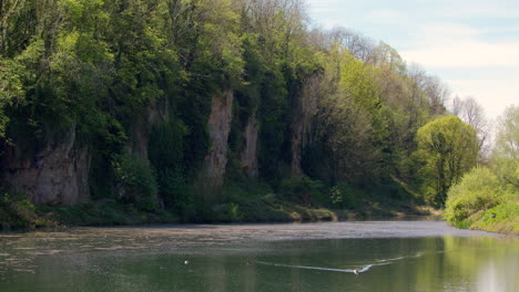 Extra-Wide-shot-of-the-lake-pond-and-limestone-gorge-at-Creswell-Crags,-Worksop