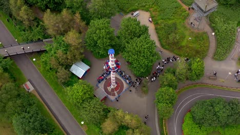 Toma-Aérea-De-Un-Dron-Que-Muestra-Divertidos-Paseos-De-Aventuras-En-Un-Parque-De-Diversiones-Y-Zoológico-En-Un-Vecindario-Residencial-Urbano