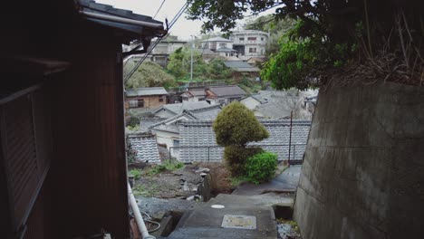 Barrio-Japonés-En-Saikazaki-Con-Una-Planta-De-Cajas-A-La-Vista