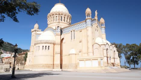 Basílica-De-Notre-Dame-De-África-En-La-Ciudad-De-Argel,-Argelia,-En-Un-Día-Luminoso-Y-Soleado-De-Ramadán