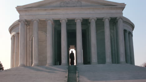 Treppe-Und-Kolonnade-Des-Jefferson-Memorial-Mit-Statue-Silhouette-In-Den-1960er-Jahren