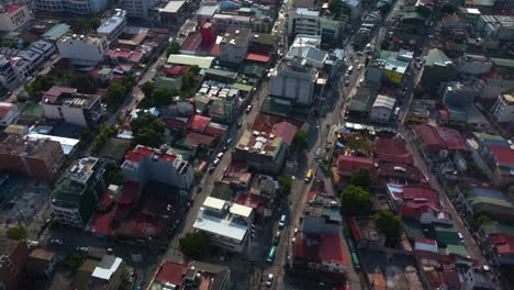 Vista-Aérea-Que-Gira-Sobre-El-Paisaje-Urbano-De-La-Ciudad-De-Makati,-Manila,-Filipinas