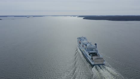 El-Ferry-Akka-De-La-Línea-TT-Avanza-En-El-Archipiélago-Finlandés