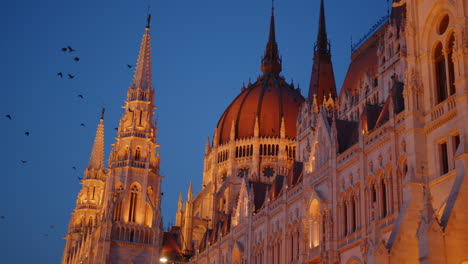 Ungarisches-Parlamentsgebäude-In-Budapest-Bei-Nacht,-Ungarn