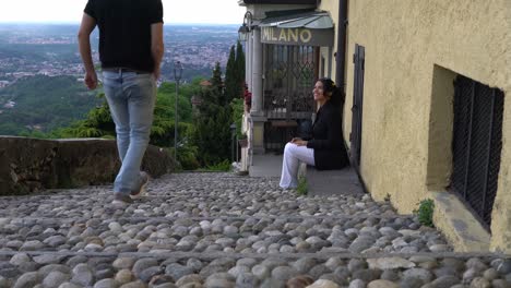 Beautiful-young-couple-in-small-town-of-Italy-with-majestic-views