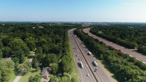 Experimente-El-Pulso-De-La-Vida-Urbana-Con-Estas-Imágenes-Aéreas-Diurnas-De-Una-Autopista-Muy-Transitada