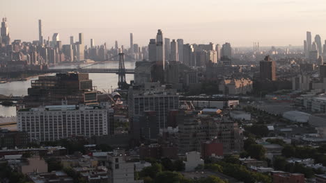 Vista-Aérea-De-Brooklyn-Y-Manhattan-Al-Amanecer