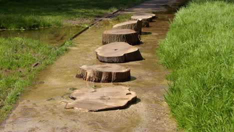 Toma-Panorámica-De-Escalones-De-Madera-Que-Cruzan-Un-Camino-Inundado