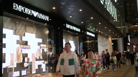 Los-Peatones-Chinos-Pasan-Frente-A-La-Tienda-De-La-Marca-De-Moda-Italiana-Emporio-Armani-Durante-La-Noche