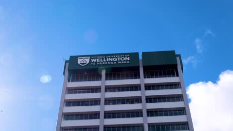 Vista-De-Cerca-Del-Edificio-Del-Campus-Te-Herenga-Waka-De-La-Universidad-Victoria-De-Wellington-Y-El-Cartel-En-La-Ciudad-Capital-De-Wellington,-Nueva-Zelanda,-Aotearoa