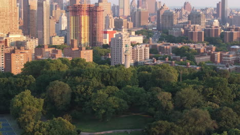 Toma-Aérea-Del-Parque-Fort-Greene-En-Una-Mañana-De-Verano