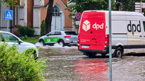 Una-Camioneta-De-Mensajería-Del-DPD-Atraviesa-Un-Vecindario-Inundado