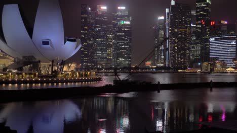 Blick-Auf-Die-Skyline-Von-Singapur-An-Einem-Sonnigen-Und-Feuchten-Tag