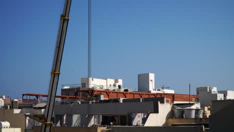 Time-lapse-De-Una-Renovación-De-Un-ático-Y-Obras-De-Construcción-De-Elevación-De-Piso-Con-Operación-De-Grúa-Durante-El-Verano-En-Marsaskala,-Malta