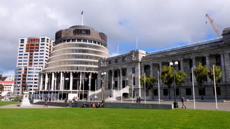 Exterior-landscape-view-of-New-Zealand-Parliament-Buildings-and-The-Beehive-in-Wellington,-NZ-Aotearoa