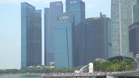 Blick-Auf-Die-Skyline-Von-Singapur-An-Einem-Sonnigen-Und-Feuchten-Tag