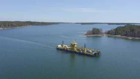 Ferry-De-La-Isla-De-Finferries,-Cruce-De-La-Vía-Fluvial-De-Vartsala