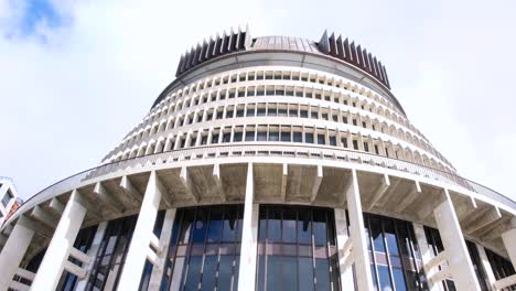 Vista-De-Cerca-Del-Icónico-Edificio-Del-Parlamento-De-Nueva-Zelanda,-Beehive,-En-La-Ciudad-Capital-De-Wellington,-Nueva-Zelanda,-Aotearoa