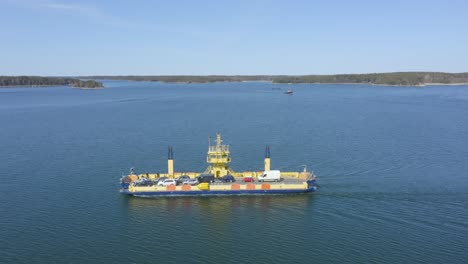 Ferry-De-La-Isla-De-Finferries,-Cruce-De-La-Vía-Fluvial-De-Vartsala