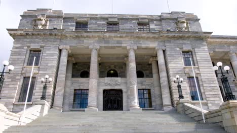 Exterior-view-of-steps-leading-up-to-New-Zealand-Parliament-Building-in-capital-city-of-Wellington,-New-Zealand-Aotearoa