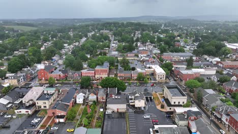 Sommergewitter-über-Malerischer-Kleinstadt-In-Den-USA