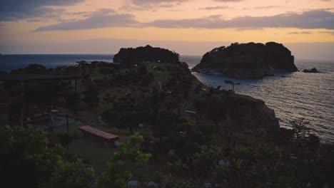 Vista-Panorámica-Del-Jardín-Bandoko-Al-Atardecer-En-Wakayama,-Saikazaki,-Japón