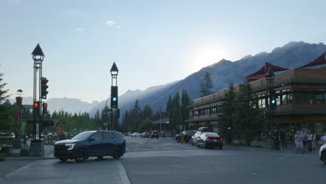 Mountain-town-Banff,-traffic-stop-intersection-in-Canada-city-centre