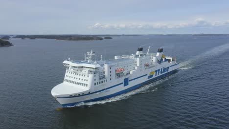 El-Ferry-Akka-De-La-Línea-TT-Avanza-En-El-Archipiélago-Finlandés