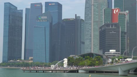 Blick-Auf-Die-Skyline-Von-Singapur-An-Einem-Sonnigen-Und-Feuchten-Tag