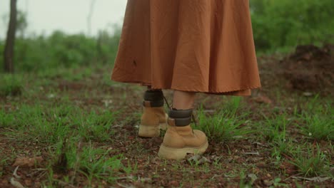 Mujer-Con-Falda-Larga-Y-Botas-De-Montaña-Caminando-Por-Un-Sendero-Forestal