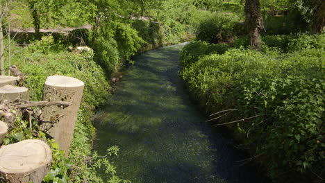 Toma-Del-Vertedero-En-El-Estanque-Del-Lago-Y-Garganta-De-Piedra-Caliza-Con-Vegetación.