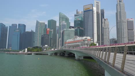 Blick-Auf-Die-Skyline-Von-Singapur-An-Einem-Sonnigen-Und-Feuchten-Tag