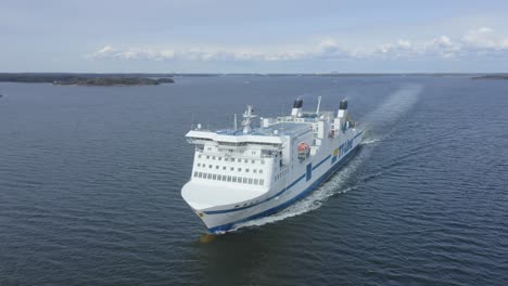 El-Ferry-Akka-De-La-Línea-TT-Avanza-En-El-Archipiélago-Finlandés