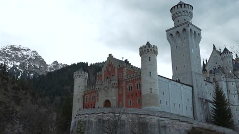 Neuschwanstein-Palace,-famous-landmark-in-Bavaria,-Germany